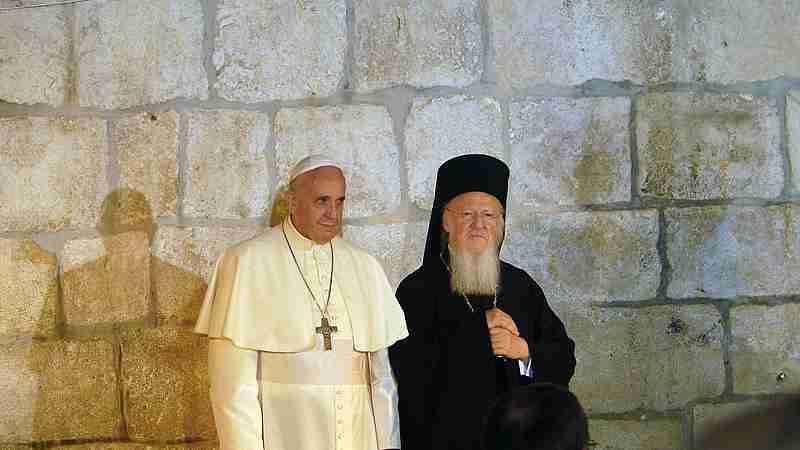 Pope Francis and Patriarch Bartholomew in the Church of the Holy Sepulchre in Jerusalem in 2014, tags: papst franziskus und die vielfalt als göttliches - CC BY-SA